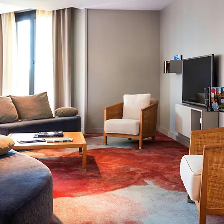 Ξενοδοχείο με διαμερίσματα Adagio Centre Ramblas 4*